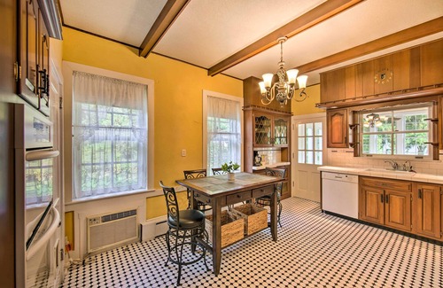 Sinking Spring Casa | 3-Acre Property: Charming Dutch Country Colonial