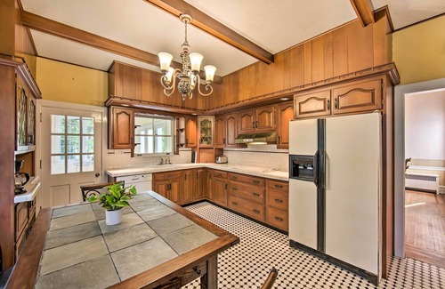 Sinking Spring Casa | 3-Acre Property: Charming Dutch Country Colonial