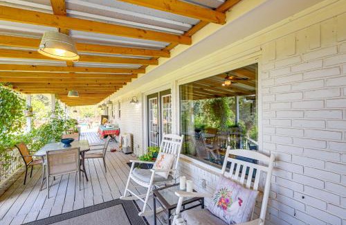 Valley Mills Casa | 3-Acre Yard and Cowboy Pool Modern Texas Farmhouse