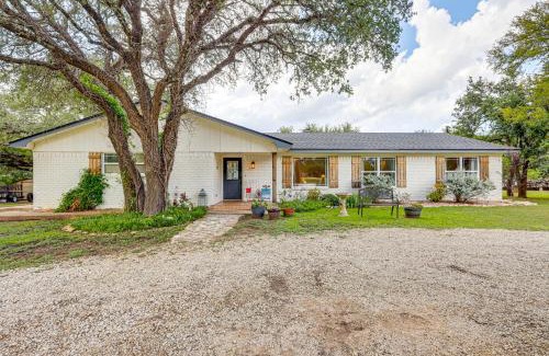 Valley Mills Casa | 3-Acre Yard and Cowboy Pool Modern Texas Farmhouse