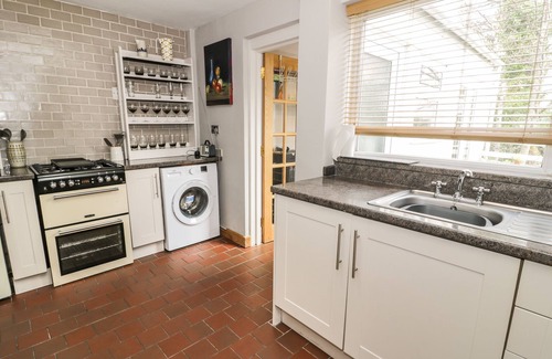 Llanfairfechan Cabaña | 3 ALMA TERRACE, pet friendly, with a garden in Llanfairfechan