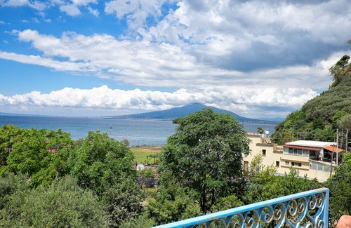 Vico Equense Villa | 3 Apartamentos con terraza panorámica o amueblado jardín - 50 mt mar - aparcamto
