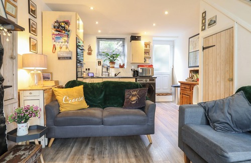 Tanygrisiau Cabaña | 3 BARLWYD TERRACE, pet friendly, with open fire in Blaenau Ffestiniog