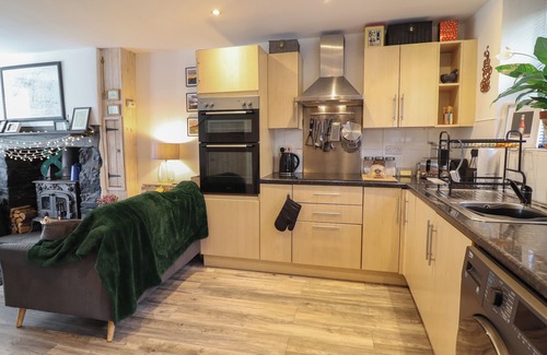 Tanygrisiau Cabaña | 3 BARLWYD TERRACE, pet friendly, with open fire in Blaenau Ffestiniog