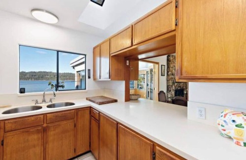 Fanny Bay Casa | 3 bed, 1.5 bath Oceanfront home, walk-on waterfront! Pets Welcome!