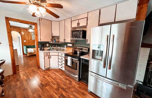 West Newton Casa | 3 bd 10 min to Dwtwn Washer-dryer