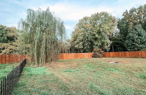 West Newton Casa | 3 bd 10 min to Dwtwn Washer-dryer