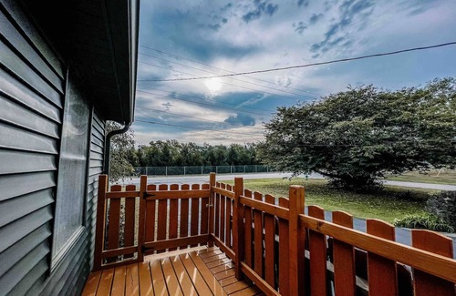 West Newton Casa | 3 bd 10 min to Dwtwn Washer-dryer