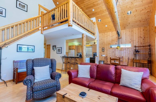 Redmond Chalet De Esquí | 3 Bd/2Ba, HOT TUB, Cabin Vibes, Eagle Crest Resort