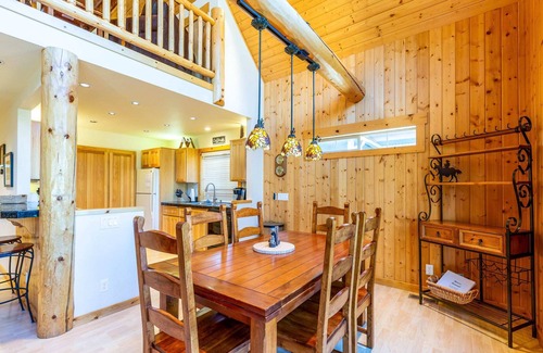 Redmond Chalet De Esquí | 3 Bd/2Ba, HOT TUB, Cabin Vibes, Eagle Crest Resort