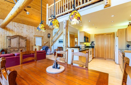 Redmond Chalet De Esquí | 3 Bd/2Ba, HOT TUB, Cabin Vibes, Eagle Crest Resort