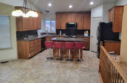 Herriman Casa | 3 bd/3bath luxury home- great mountains/city view