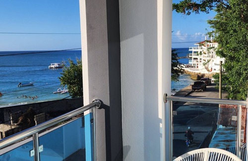North Coast Condominio | 3 bd condo with rooftop across the street from beach!