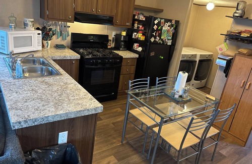 Questa Casa | 3 Bd2bath Mountain View w/hot tub, circle drive,20 min to RedRiverSki area