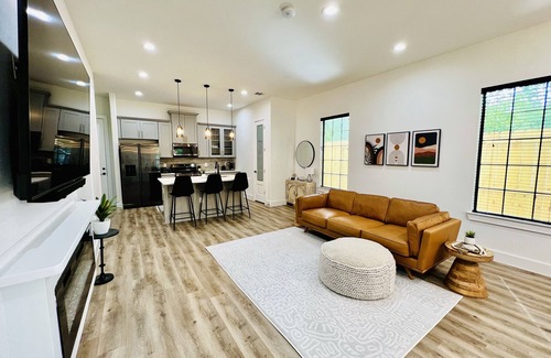 OST - South Union Casa | 3 BDR Gated Home, 2 King Beds, Near Medical Center, NRG Stadium & Downtown