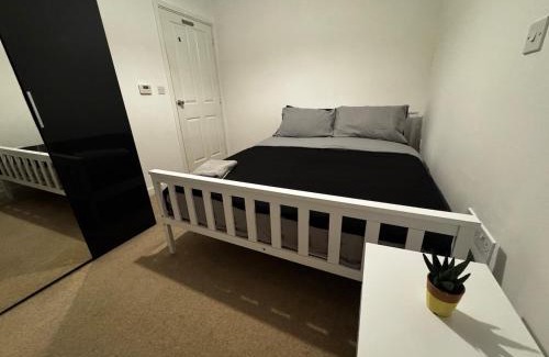 Heaton Casa | 3 BDR House for 5 or 6 pax 35 mins to Central London via Train