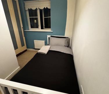 Heaton Casa | 3 BDR House for 5 or 6 pax 35 mins to Central London via Train