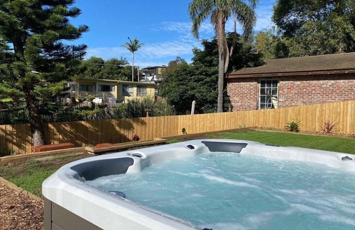 Malua Bay Casa | 3 BDR house with spa, walking distance to Malua Bay beach