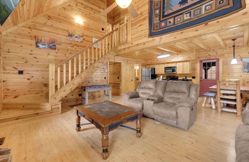 White Oak Lodge Cabina | 3 BDR Log Cabin in Cozy Resort w/ Private Hot Tub