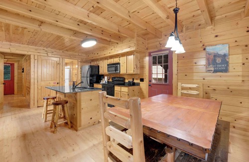 White Oak Lodge Cabina | 3 BDR Log Cabin in Cozy Resort w/ Private Hot Tub