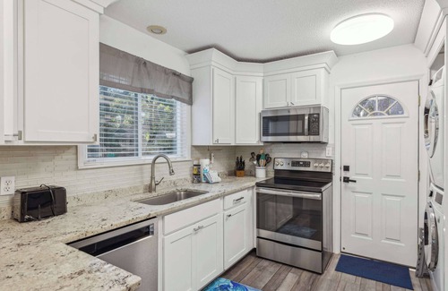 Lawton Woods Casa | 3 BDR Stay for 8 Near Beach, Shops, & Golf Course!