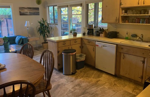 San Jose Casa | 2-3 bdrm, 1 Bath, Close to SAP, Train and SJC, Pool, Hot Tub & Sauna
