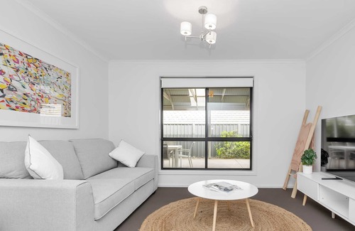 Mount Barker Casa | 3 Bdrm, 2 Bthrm House With Aircon & Outdoor Dining