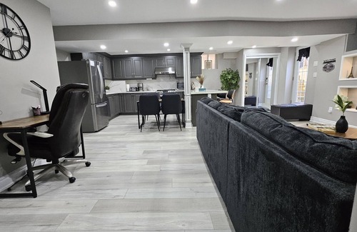 Brampton Casa | 3 bdrm 3 full bath W/D in Brampton/Toronto, sleeps 16.