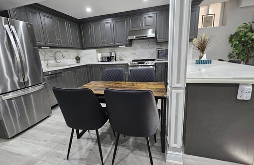 Brampton Casa | 3 bdrm 3 full bath W/D in Brampton/Toronto, sleeps 16.