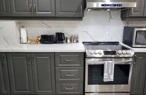Brampton Casa | 3 bdrm 3 full bath W/D in Brampton/Toronto, sleeps 16.