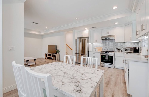 Mid Central Casa | 3 BDRM 3BA Townhome in Prime Pasadena with Private Parking