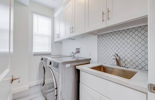 Mid Central Casa | 3 BDRM 3BA Townhome in Prime Pasadena with Private Parking