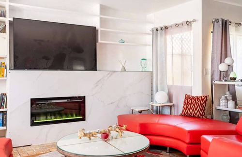 Melrose Casa | 4 hab + 7 camas + 3 baños en un Hollywood moderna obra maestra.