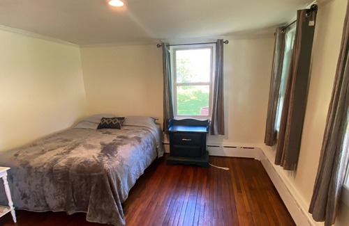 West Stockbridge Casa | 3 bdrm cottage in heart of Southern Berkshires- mountain trails; walk to town