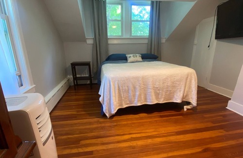 West Stockbridge Casa | 3 bdrm cottage in heart of Southern Berkshires- mountain trails; walk to town