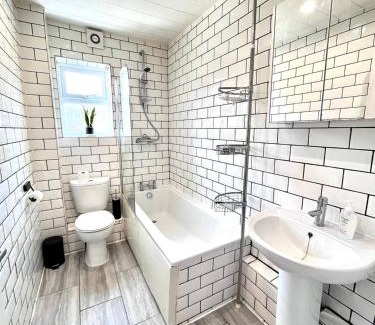 Heaton Casa | 3 Bdrm Home 10mins From The City