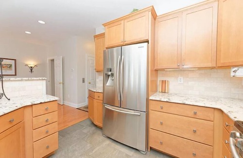 Saratoga Springs Casa | 3 Bdrm & In law Suite Spacious Townhouse with Beautiful Lake View & Amenities