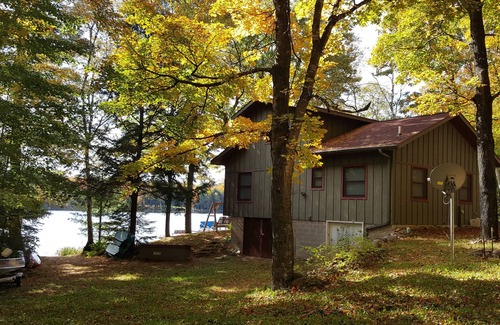 Lac du Flambeau Cabina | 3 Bdrm, Loft, 1.5 baths knotty pine cabin, handicap accessible on 55 acre lake