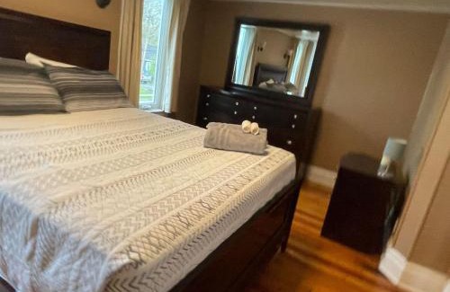 Niagara Falls Casa | 3 bdrm Niagara Falls Home Air Conditioning Hot Tub Parking