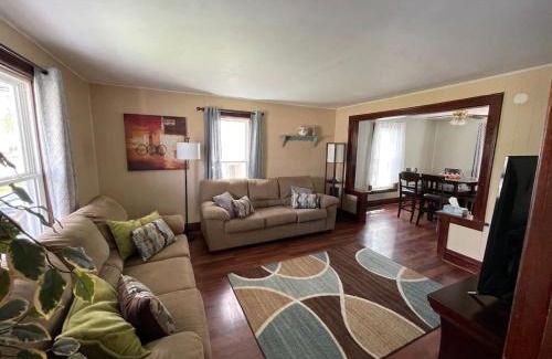 Niagara Falls Casa | 3 bdrm Niagara Falls Home Air Conditioning Hot Tub Parking