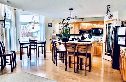 Northeast Edmonton Casa | 3 BDRM Spacious Luxury Retreat w/ Hottub Seclusion