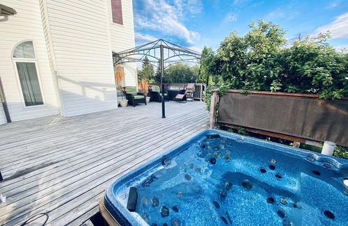 Northeast Edmonton Casa | 3 BDRM Spacious Luxury Retreat w/ Hottub Seclusion