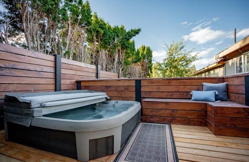 Glenmore Casa | 3 bdrm suite w/rooftop patio, firetable & sauna + hot tub, cold plunge & more!