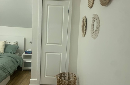 Cambridge Casa | 3 Bed + 1 Bath "Home-Away-From-Home" stay, 5 mins from 401