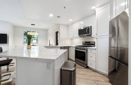 Airport Area Condominio | 3 Bed, 2 Bath 1340 sq/ft Luxury Condo in Irvine