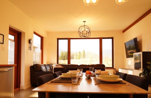 Revelstoke Casa | Suite en el sótano de 3 dormitorios y 2 baños, a 1 minuto de la estación de esquí