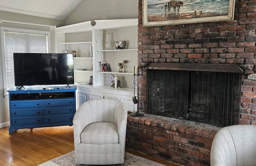 Cataumet Cabaña | 3 bed 2 bath Beach Front Cottage in private neighborhood on Buzzards Bay