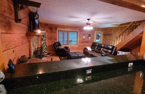 Ellijay Cabina | 3 bed/2 bath Cozy Cabin on the Coosawattee River with HotTub & Fireplace