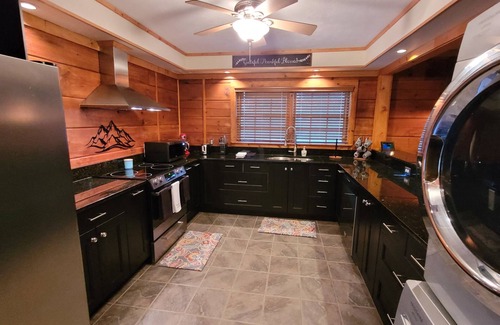 Ellijay Cabina | 3 bed/2 bath Cozy Cabin on the Coosawattee River with HotTub & Fireplace