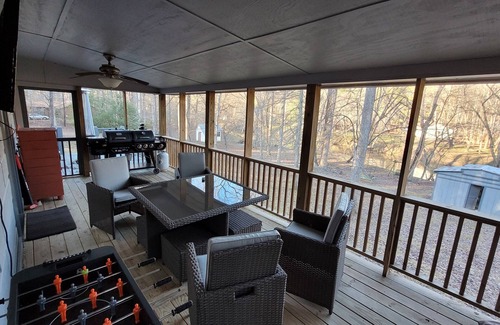 Ellijay Cabina | 3 bed/2 bath Cozy Cabin on the Coosawattee River with HotTub & Fireplace